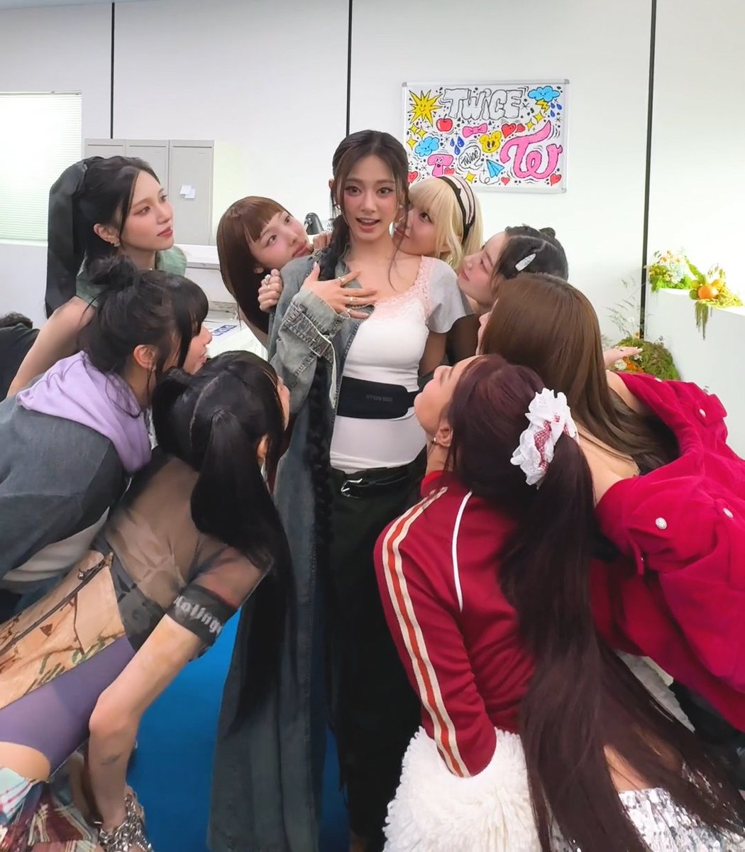 godmitzu's tweet photo. Just an average day for 9WICE 😭 https://t.co/ppVuE7zrNp