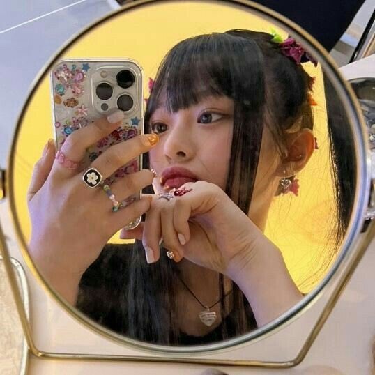 hanni looks tweet media