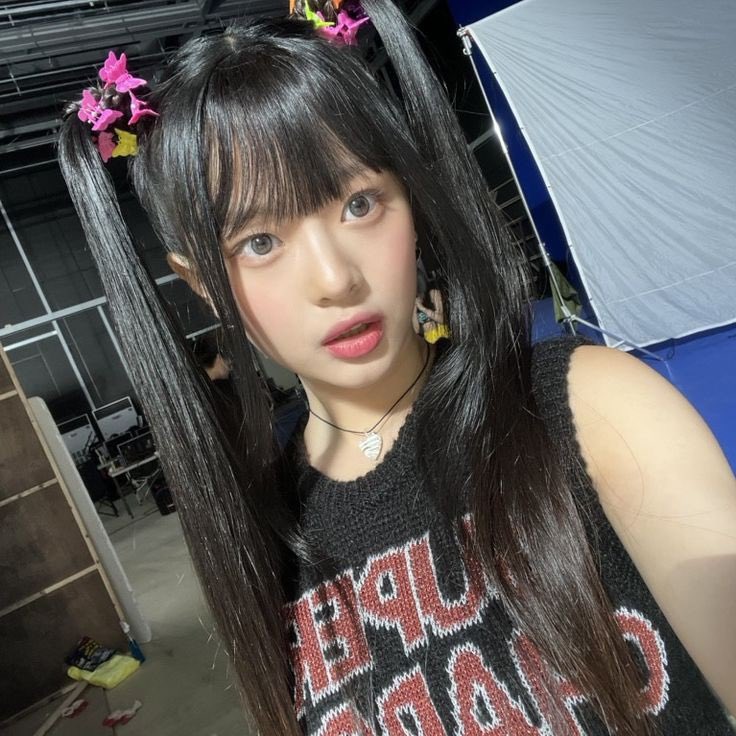 hanni looks tweet media