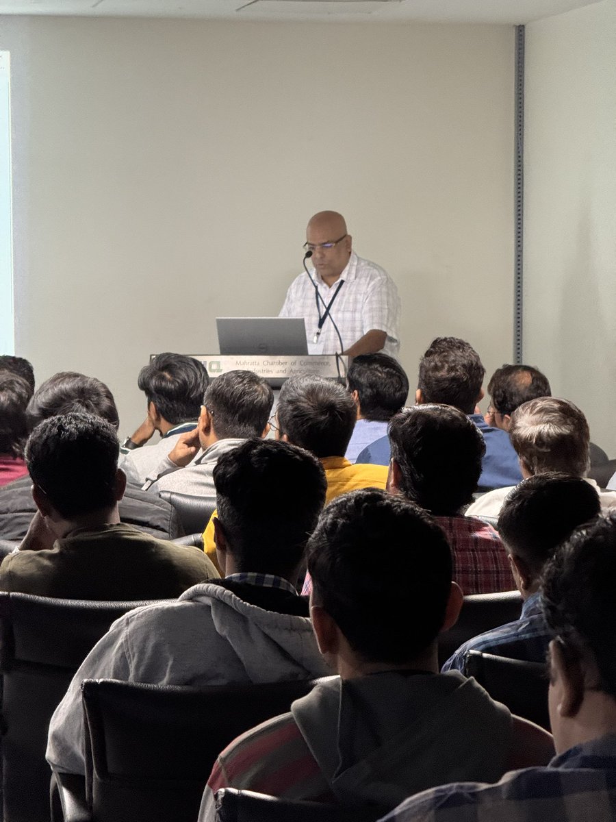 debug_mode's tweet image. Full house for master trainer and best educator of India @shiv_koirala at Pune Developer Conference . He is such an amazing teacher . @questpond 

#punedevcon