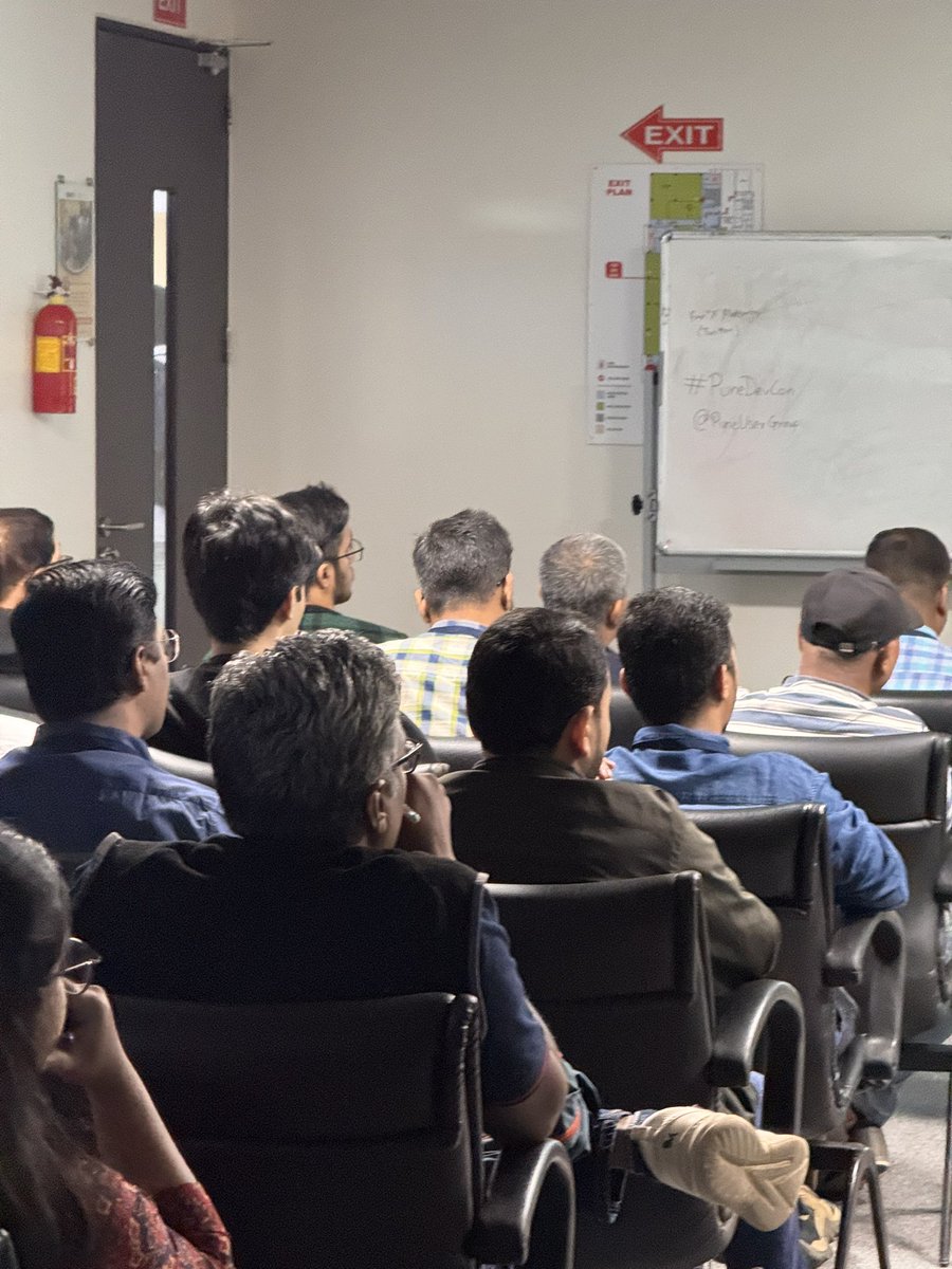 debug_mode's tweet image. Full house for master trainer and best educator of India @shiv_koirala at Pune Developer Conference . He is such an amazing teacher . @questpond 

#punedevcon