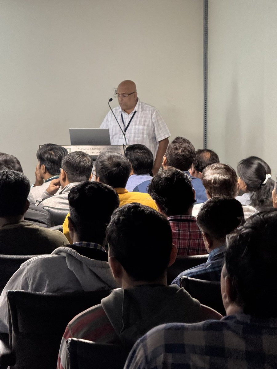debug_mode's tweet image. Full house for master trainer and best educator of India @shiv_koirala at Pune Developer Conference . He is such an amazing teacher . @questpond 

#punedevcon