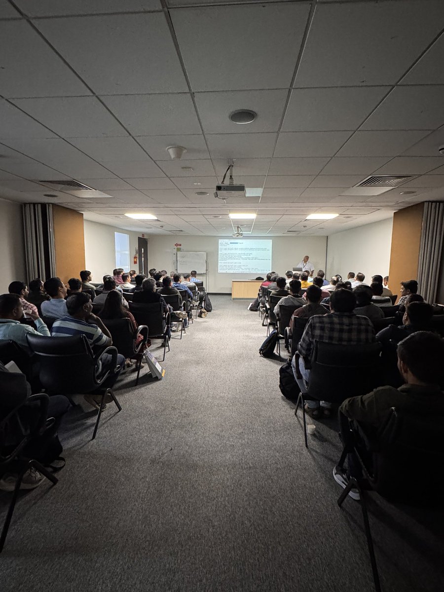 debug_mode's tweet image. Full house for master trainer and best educator of India @shiv_koirala at Pune Developer Conference . He is such an amazing teacher . @questpond 

#punedevcon