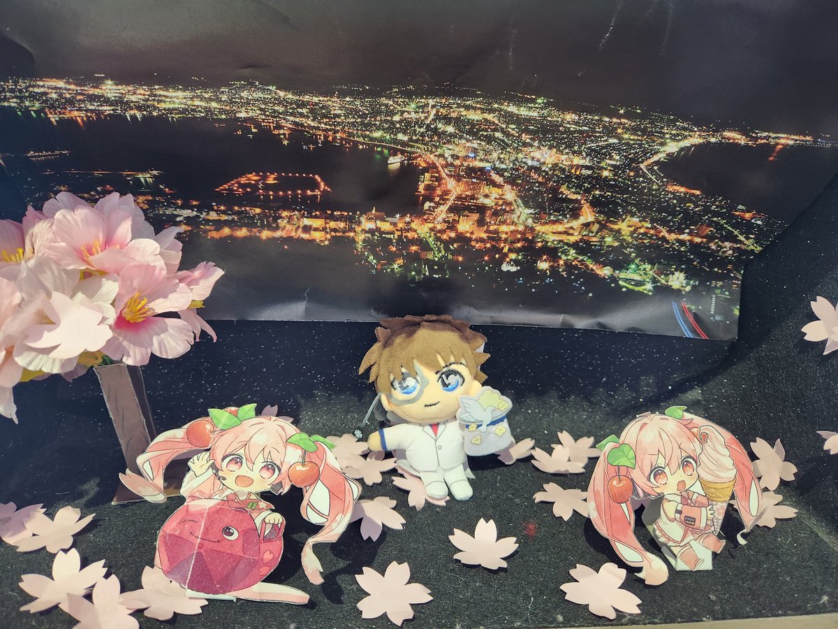 桜ミク 「今年2回目の聖地巡礼だけど ぬいが違うので実質1回目 ←今回 前回→」|kkr ✒メガ恋20【no.I08】のイラスト