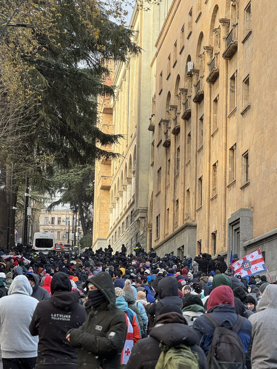 Nini65173181's tweet image. Today, Georgia faces presidential elections under the control of an illegitimate, pro-Russian government, with a candidate who is a former footballer—lacking any education, qualifications, or relevant expertise for the role ❗️

#helpgeorgia