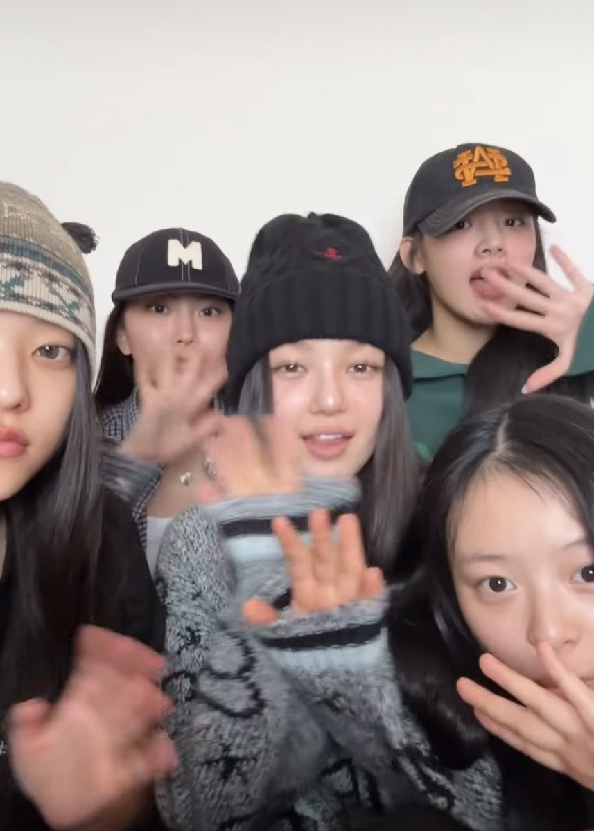 hanni looks tweet media