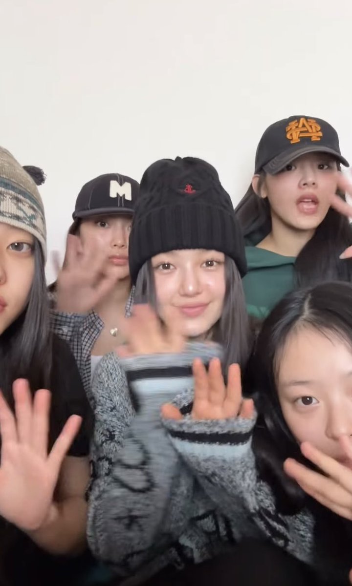 hanni looks tweet media