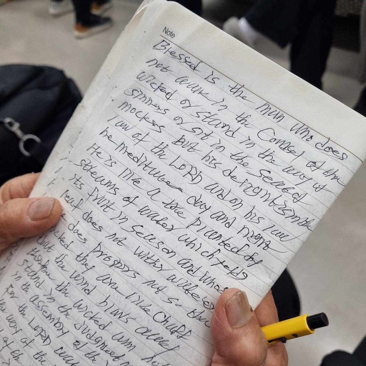 지하철에서 우연히 이야기하게 된 90세 할머니의 노트.
중학교까지만 나왔다고 하시는데 5년 전부터 영어 공부 시작하고, 성경 시편 암기해서 쓰십니다. 영어 공부하고 젊은이, 외국인과 소통했던 사연을 이야기하는 할머니의 모습이 진심으로 행복해보였습니다.
도전에는 나이가 중요하지 않습니다.