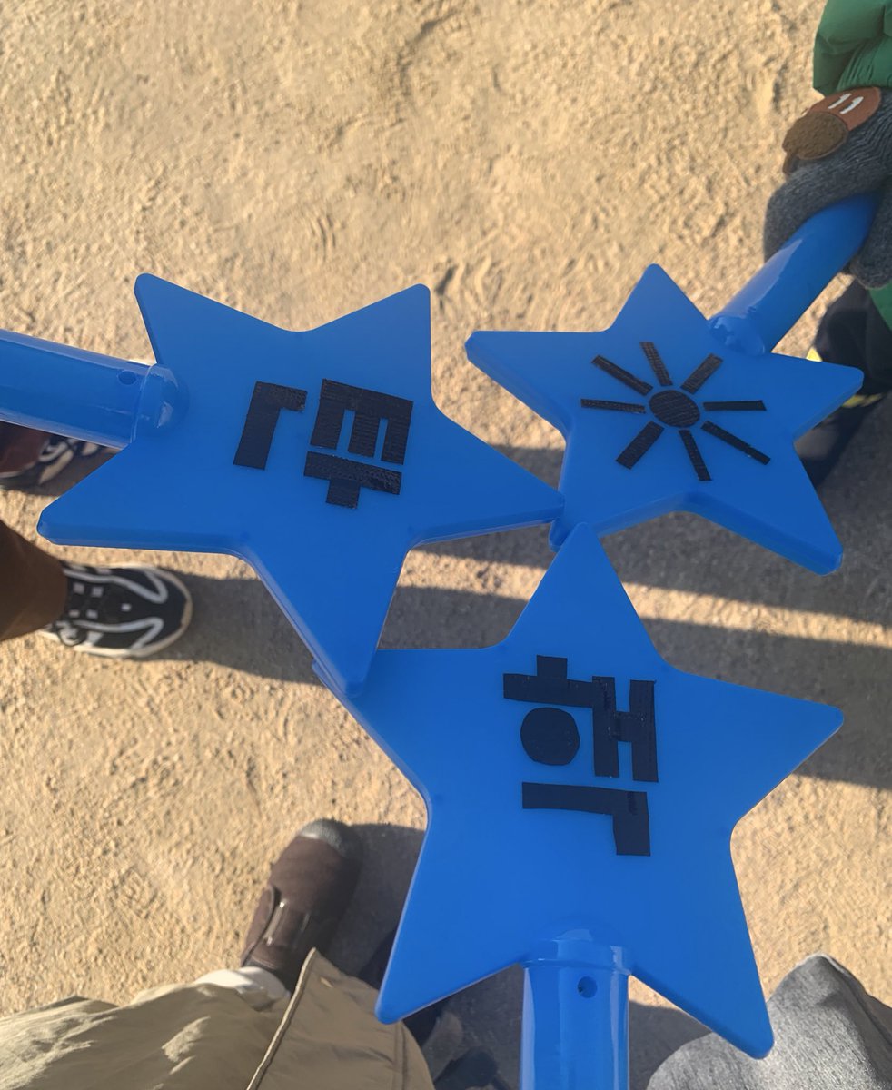 studio_poca's tweet photo. 붐비는 지하철에 보호자랑 함께 이동하는 어린이들이 있습니다. 오늘은 어린이들이 안전히 이동할 수 있도록 배려해주세요🙏 
화장실 줄에 어린이가 차례를 기다리고 있다면 양보 부탁드립니다🙏 https://t.co/E4moPVRJbe