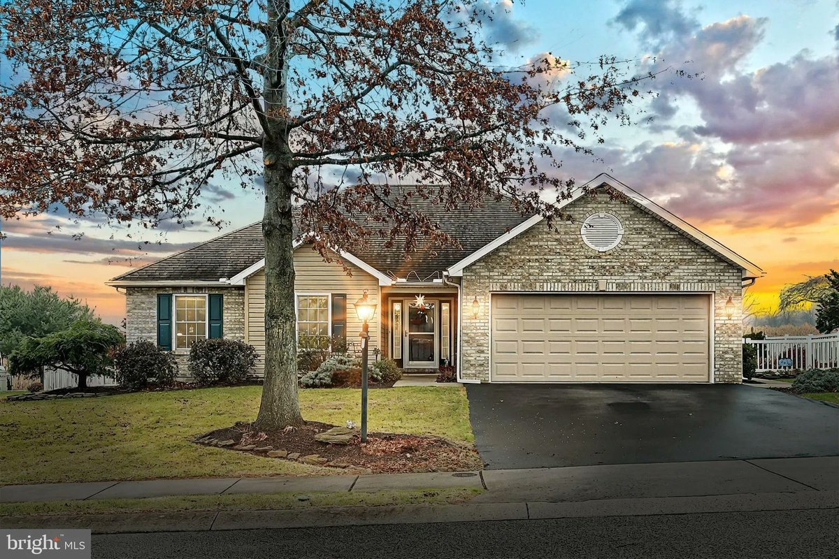 GinterGroup's tweet image. 303 Touchstone Drive, Carlisle, PA, 17015
3 bed | 2 bath 1542 Sq. Ft.
Active | 379900
bit.ly/49Evnsy
?? Your Dream Rancher Awaits! ??Original Owner and the first time offered!!! 3 Bedrooms | 2 Bathrooms / 2-Car Attached Garage all nestled in a serene neighborhood,...