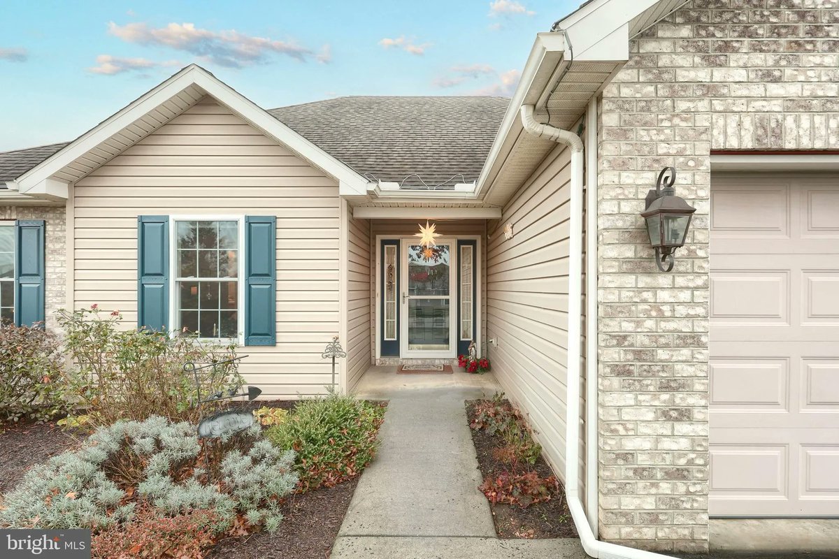 GinterGroup's tweet image. 303 Touchstone Drive, Carlisle, PA, 17015
3 bed | 2 bath 1542 Sq. Ft.
Active | 379900
bit.ly/49Evnsy
?? Your Dream Rancher Awaits! ??Original Owner and the first time offered!!! 3 Bedrooms | 2 Bathrooms / 2-Car Attached Garage all nestled in a serene neighborhood,...