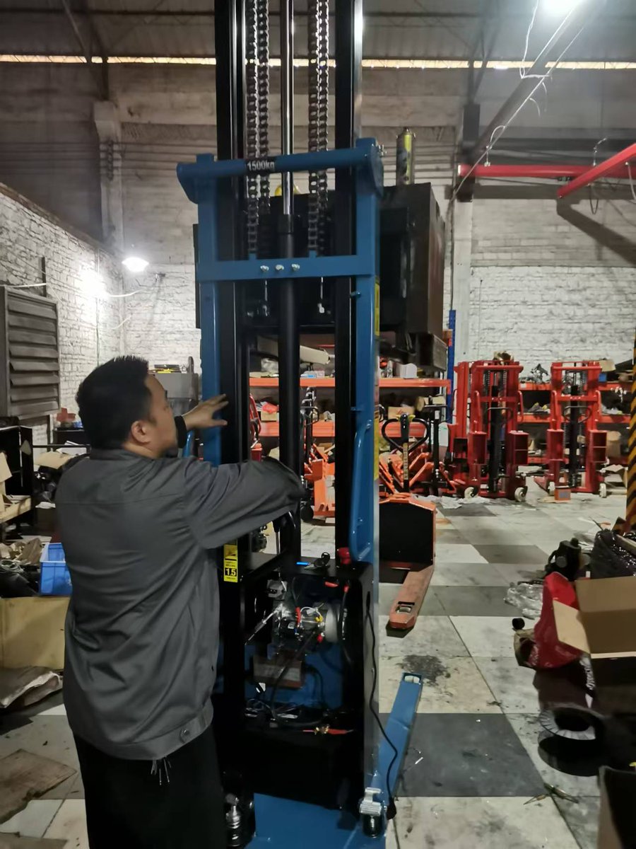 NiuliForklift's tweet image. Semi electric stacker assembly and testing
#semielectricstacker #stacker #materialhandling
#pallestacker #electricstacker