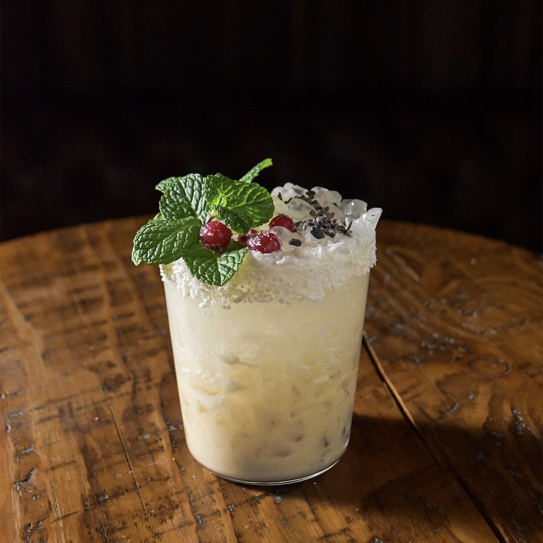 【Artist Cocktail🍸】 INCOGNITO
Winter Sunshine

コクのあるダークラムをベースに、濃厚なココナッツミルクと芳醇なアマレットの風味を合わせた、ホリデーの到来を感じる一杯。
（Bartender：Itsuki Shimatani）