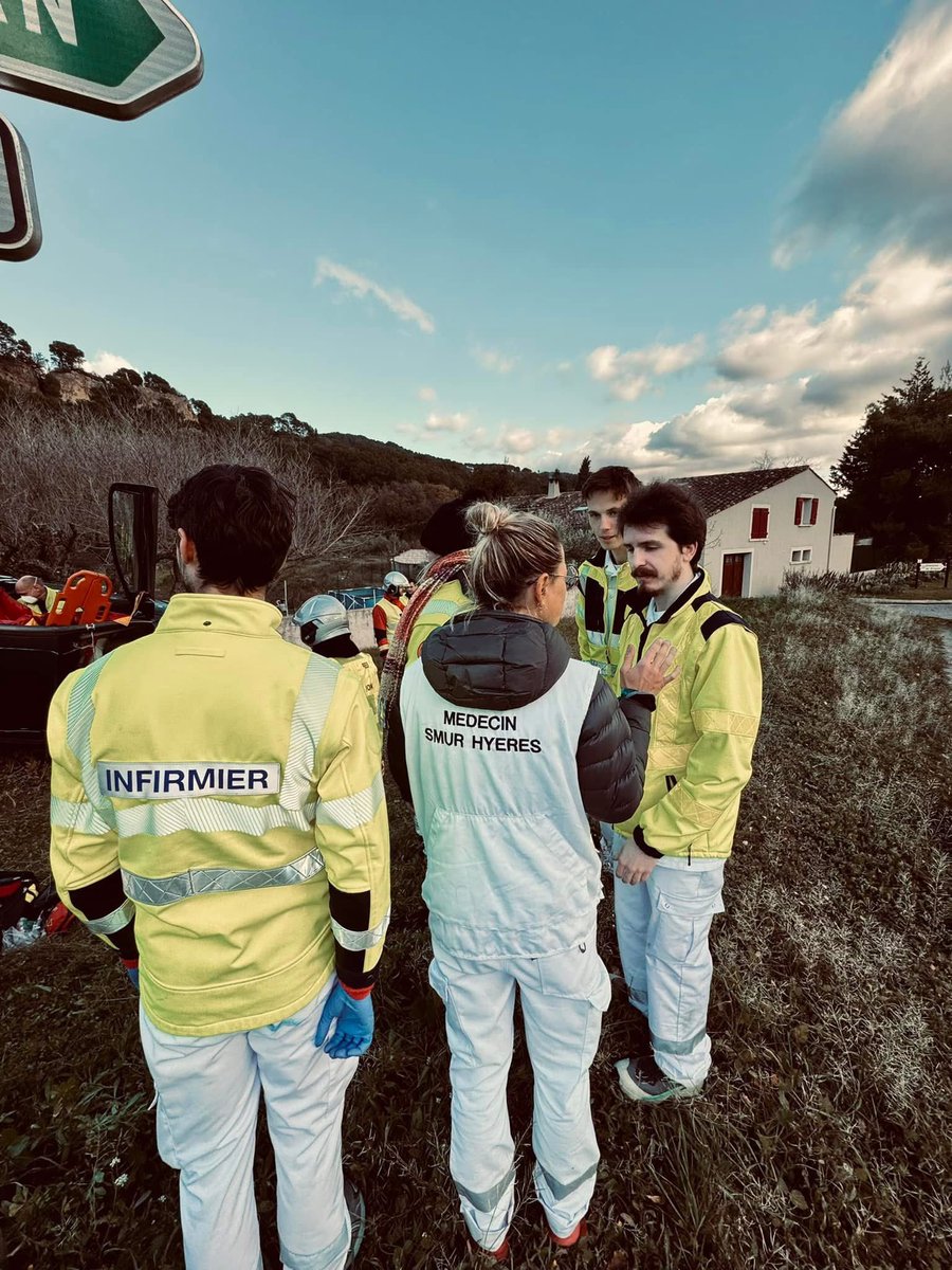 ActuSamu's tweet photo. [ ActuSAMU - Exercice ] : 📍Département du Var : 🆘 Exercice secours routier pour les équipes du #SAMU83, #SMUR de #Toulon 🚑 en collaboration avec nos partenaires du Sdis83 officiel - Sapeurs-Pompiers du Var 🚒 🤝

📸 Quentin L, trésorier #ActuSAMU https://t.co/3mOVSX1Uct