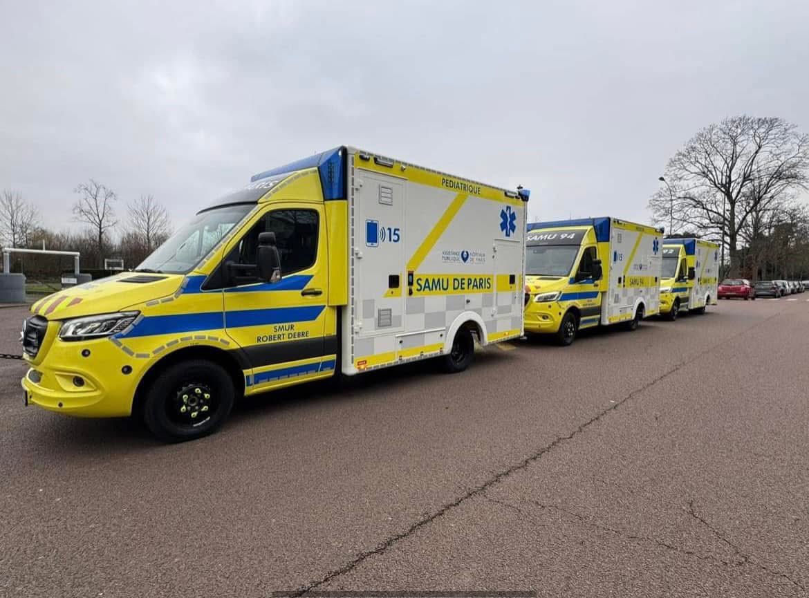 ActuSamu's tweet photo. [ ActuSAMU - SMUR ] : 🤩 Le Service Central des Ambulances #SCA de l’AP-HP se dote de trois nouvelles ambulances de réanimation #AR 🚑 pour les #SMUR 75, 92 et 94 🇫🇷

✅ Sécurité, confort .. à la fois pour nos soignants 🩺 mais aussi; évidemment pour les patients 🫶 https://t.co/xXYcwKTeCP