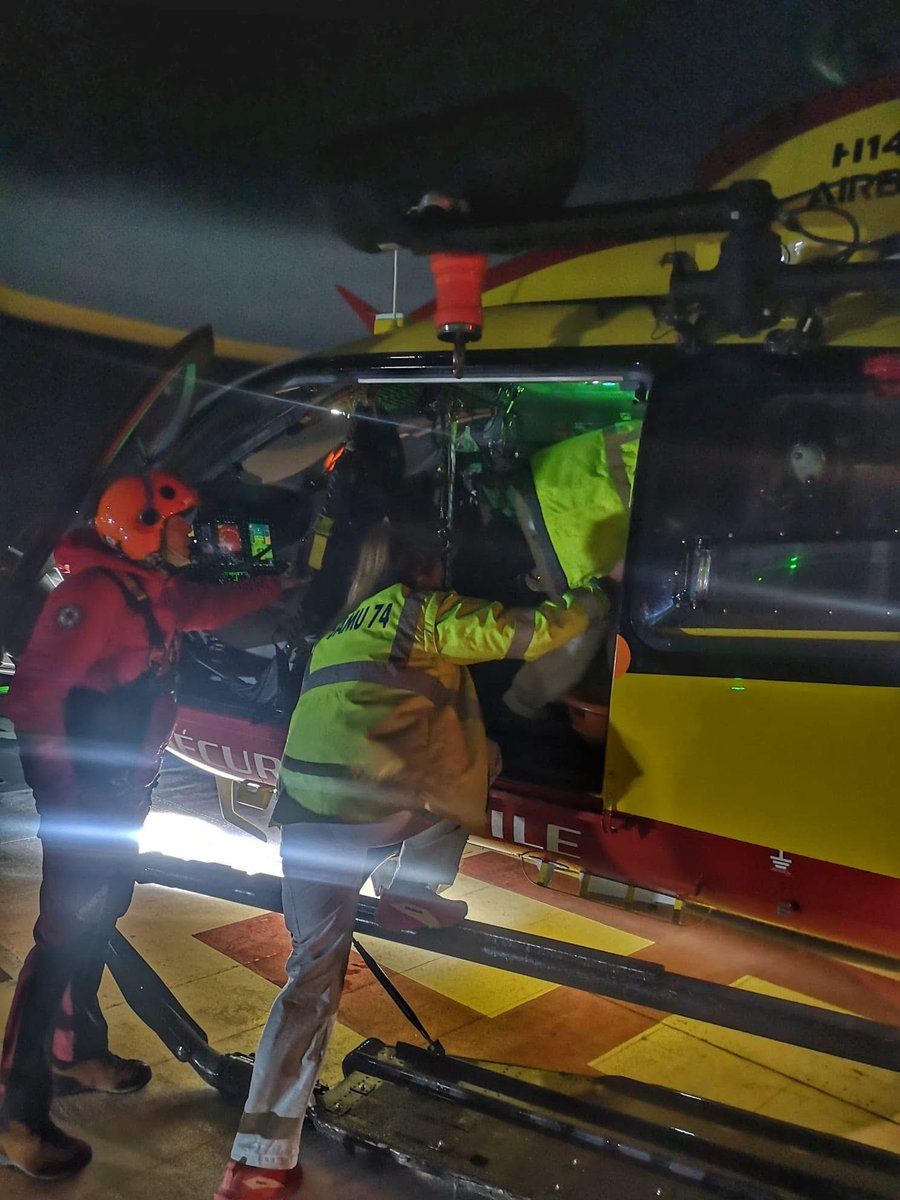 ActuSamu's tweet photo. [ ActuSAMU - Intervention ] : 📍Département de la Haute-Savoie : Appel au 📲1️⃣5️⃣ pour infarctus du myocarde 🫀

🆘 Le #SAMU74 déploie ses équipes du #SMUR du CH Annecy Genevois par voie héliportée 🚁 

⏱️ Quand chaque minute compte, nos soignants sont à vos côtés 🩺✅ https://t.co/gddc0IalSW