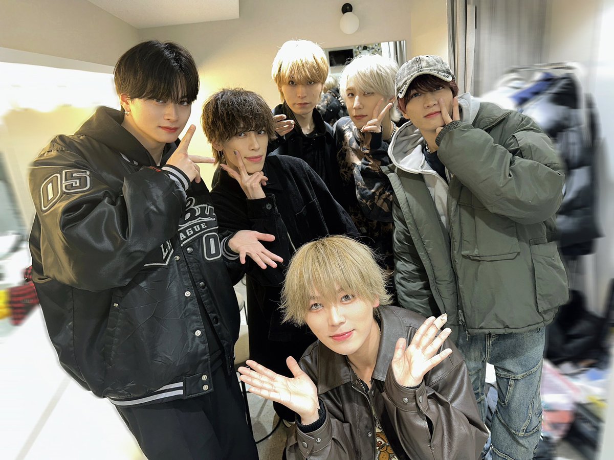 本日"JOL＊PLUS＋"さん
ありがとうございました！

寒い中来てくれて本当ありがとう❄️
みんなの声援暖かすぎ❤️‍🔥😉

__

F1RST SENSE様とお写真撮って頂きました📸

パフォーマンスが凄くて袖にモニターがあって見入ってました…👀

お忙しい中ありがとうございました！！！