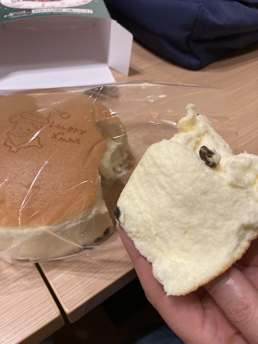 あーん、飛行機遅延してるー😣
そういう時は、、フードコート‼️
わしらは手でパカッと割って食べたけど、その場で食べたい🤤用キットもあったよ。
あったかくてフワフワ美味しー😋