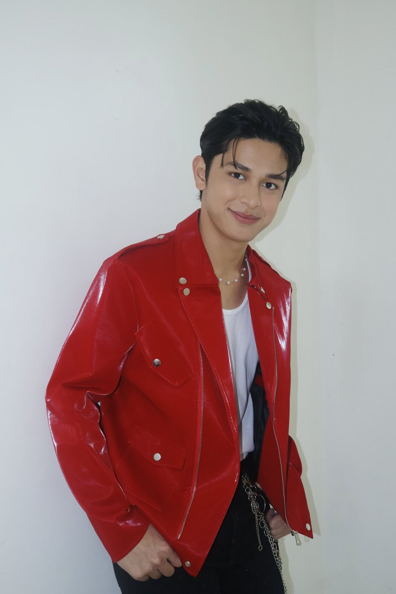 Rise Artists Studio tweet media