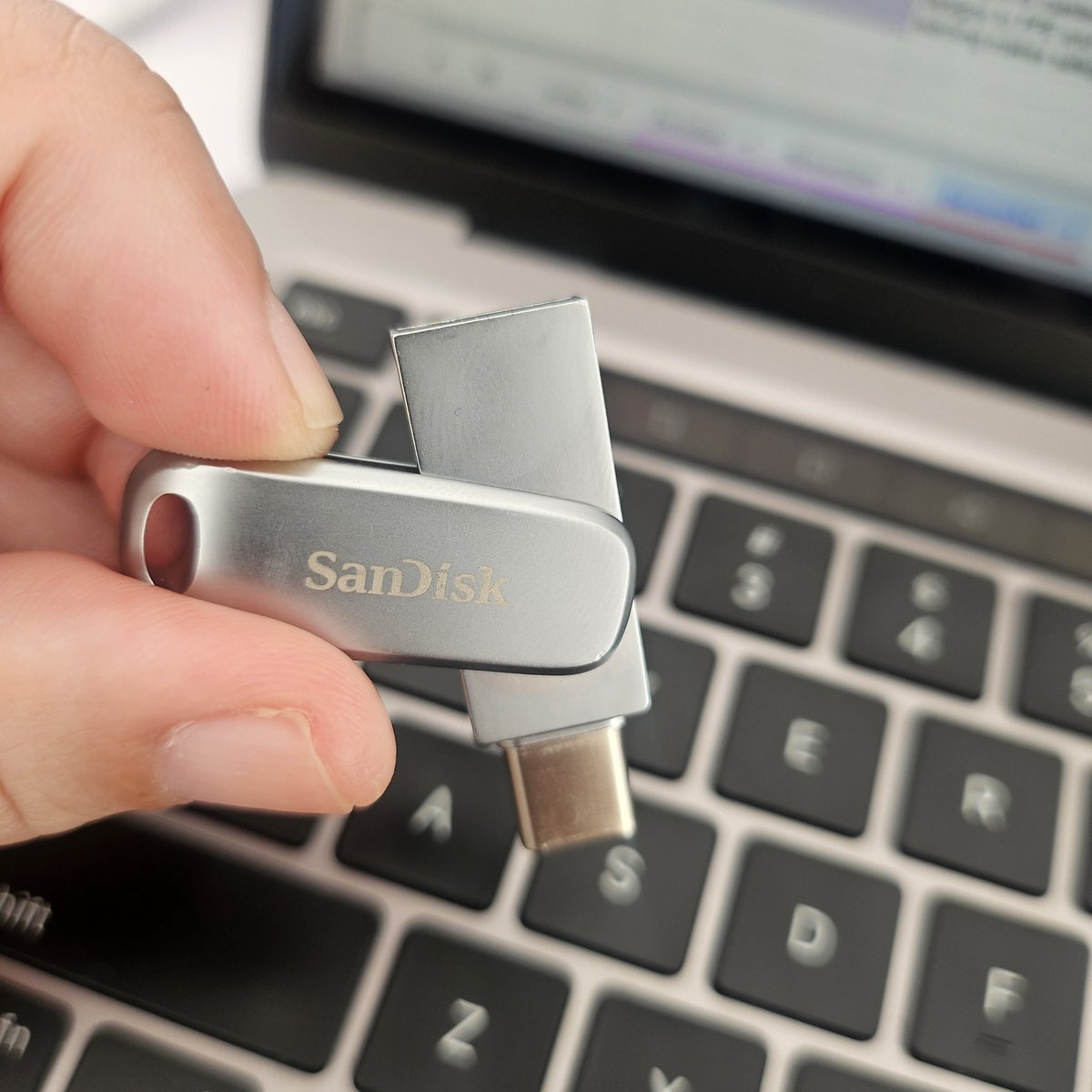 funnylove21's tweet image. ตอบโจทย์ทำงานข้ามระบบมาก ได้ทั้ง type c และ USB เสียบคอมได้ มือถือก็ได้ ในชั่วโมง wifi กาก ก็โหลดไฟล์ลงมือถือ โยนลง thum แล้วยื่นให้คอนโทรล จบ! #ลัดดารีวิว #thumdrive #SanDisk 

พิกัด: s.shopee.co.th/8AFdi56sHx