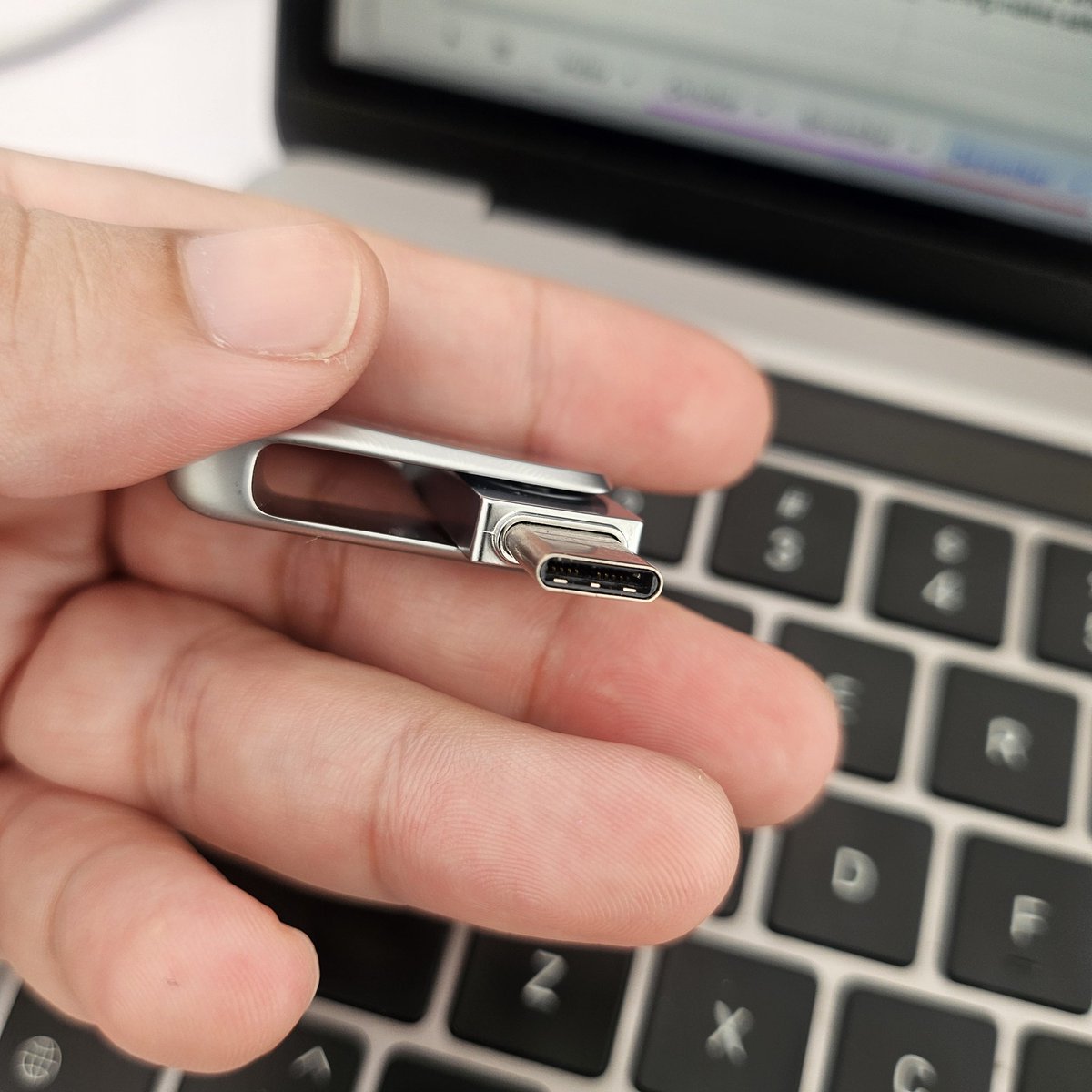 funnylove21's tweet image. ตอบโจทย์ทำงานข้ามระบบมาก ได้ทั้ง type c และ USB เสียบคอมได้ มือถือก็ได้ ในชั่วโมง wifi กาก ก็โหลดไฟล์ลงมือถือ โยนลง thum แล้วยื่นให้คอนโทรล จบ! #ลัดดารีวิว #thumdrive #SanDisk 

พิกัด: s.shopee.co.th/8AFdi56sHx