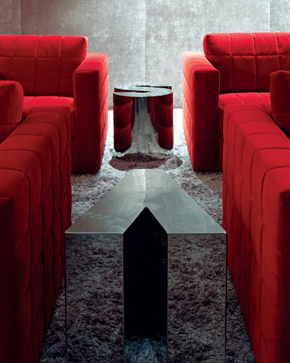 kellyhoppen's tweet photo. Red runners on carpets or curtains can add a bold accent, or you can opt for a chair with beautifully crafted wood borders paired with stunning flowers. Less is more, but don’t be afraid to make a statement!
#InteriorDesign #Christmascolours #BoldAccents #RedDecor #RedAndElegant https://t.co/HskDLQBC1s