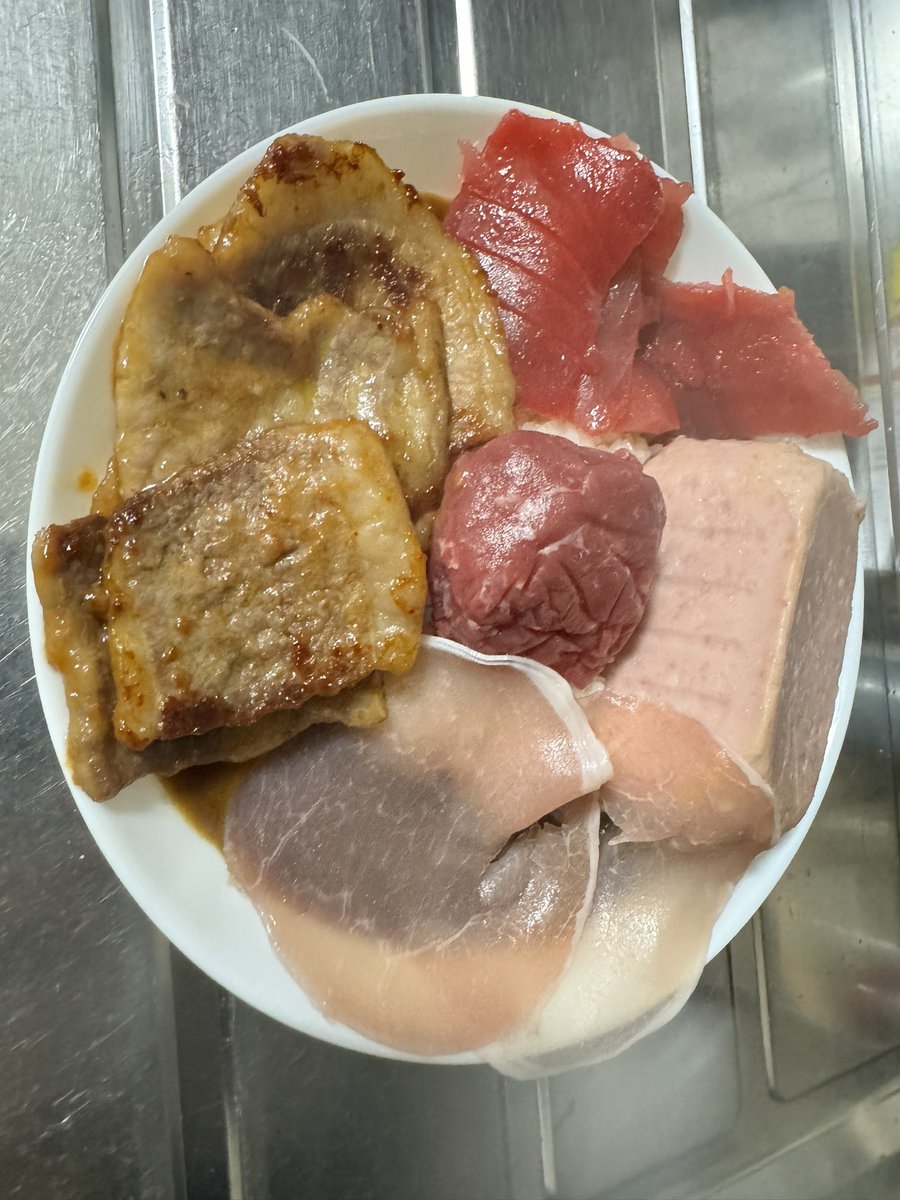 bearbeardayo's tweet photo. 闇カレーお昼の分
サドンデスソース、お肉、スパム、ユッケ、生姜、生ハム、飲むマヨネーズ、イソジン3滴
夜はスイーツ多めでカオスになりそう😭

#IRIAM https://t.co/oLueyBU5xe