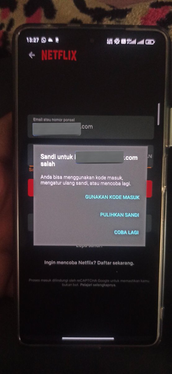 archistz's tweet photo. mau tanya dong seputar netflix, aku kan baru beli akun sharing, kyk gini mulu, ini jelas jelas salah password ga sih, katanya sellernya ada bug Netflix (karna akhir tahun), emang beneran ya?

#zonauang #zonajajan https://t.co/js2QYQ170v