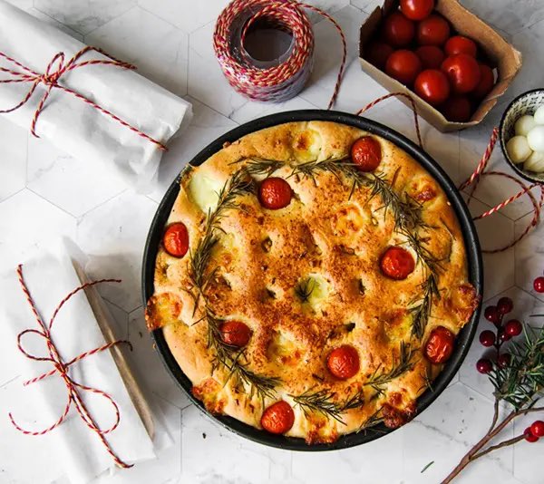 Wil je een Italiaans tintje geven aan je kerstlunch of -diner? Met onze tips zet je de feestelijkste hapjes voor een originele aperitivo of antipasto op tafel, in de vorm van bijvoorbeeld een kerstkrans of kerstboom > ciaotutti.nl/italiaans-eten…