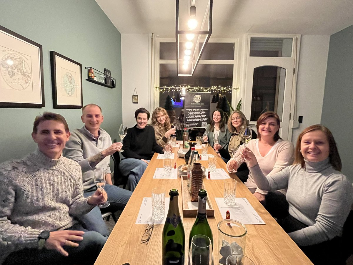 Story hour Champagner 🥂🍾 mit einer super Gruppe 🤩 Bei diesem Weinseminar erfahrt ihr viel über die Herstellung des Champagners und die Innovationen und den unternehmerischen Wagemut der berühmten Champagnerwitwen. Nächster Termin 23.01. #geschenkideen #weihnachten #frauriesing