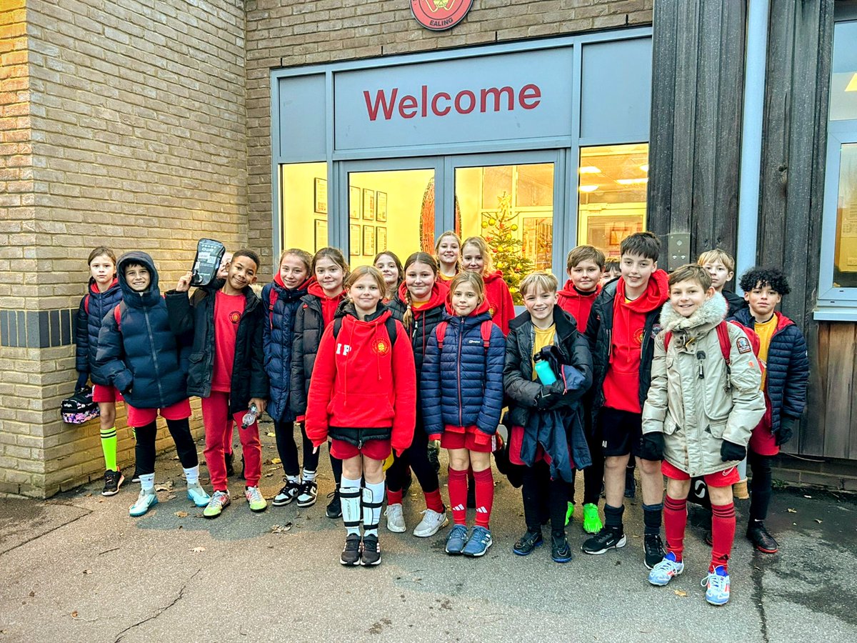 What a week of football for St Gregory's! ⚽
🏆 Boys won 4-2 vs Grange in the Peal Shield &amp; are through to the quarter-finals. Girls drew 1-1 &amp; also qualified!
👏 Yesterday, the girls won the QPR plate tournament after a tough group stage. Amazing teamwork &amp; great goals! 🥇