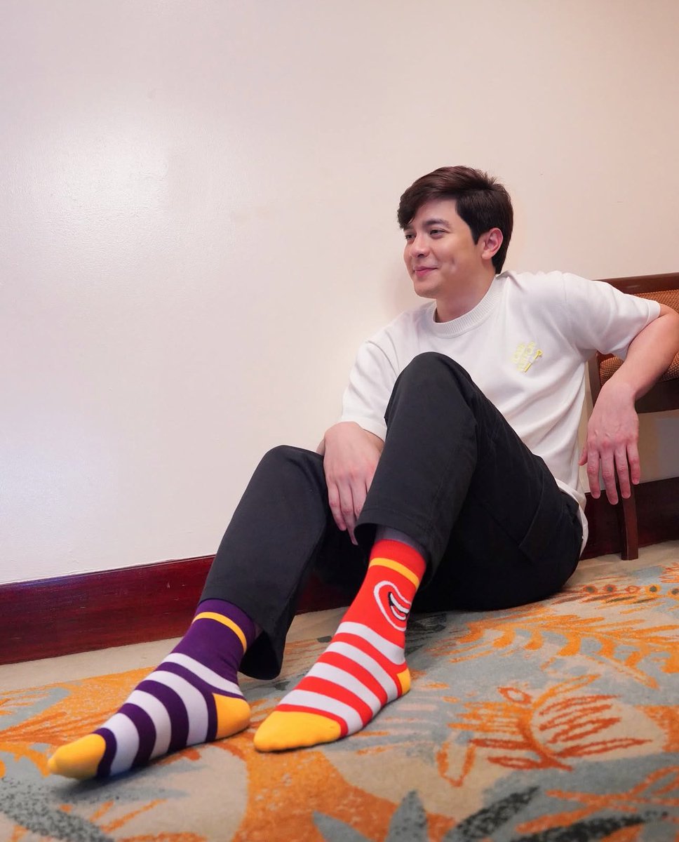 DAbbyvl's tweet photo. A mismatched pair of socks has never looked this cool. ๐
But you know what I find cooler? All proceeds from the purchase of these #SteptoHelp socks go to building safe spaces for kids in need through Ronald McDonald House Charities (RMHC) Bahay Bulilit Learning Centers.
@McDo_PH @aldenrichards02