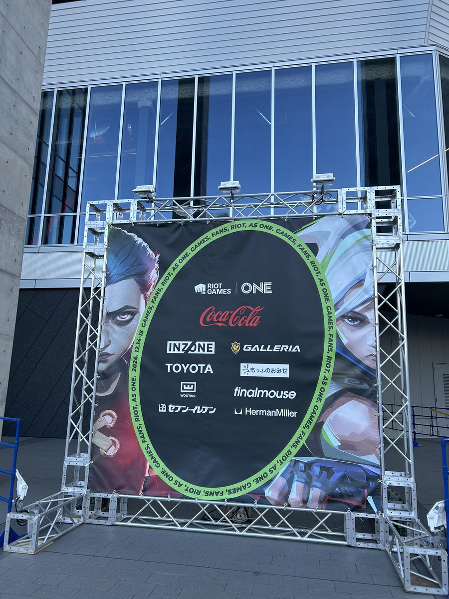 rei___412's tweet photo. rgo来た！
人生初e-sportsイベント参戦…！
コスプレさん達のクオリティ凄い🔥
#RiotGamesONE https://t.co/qyIpYgceUK