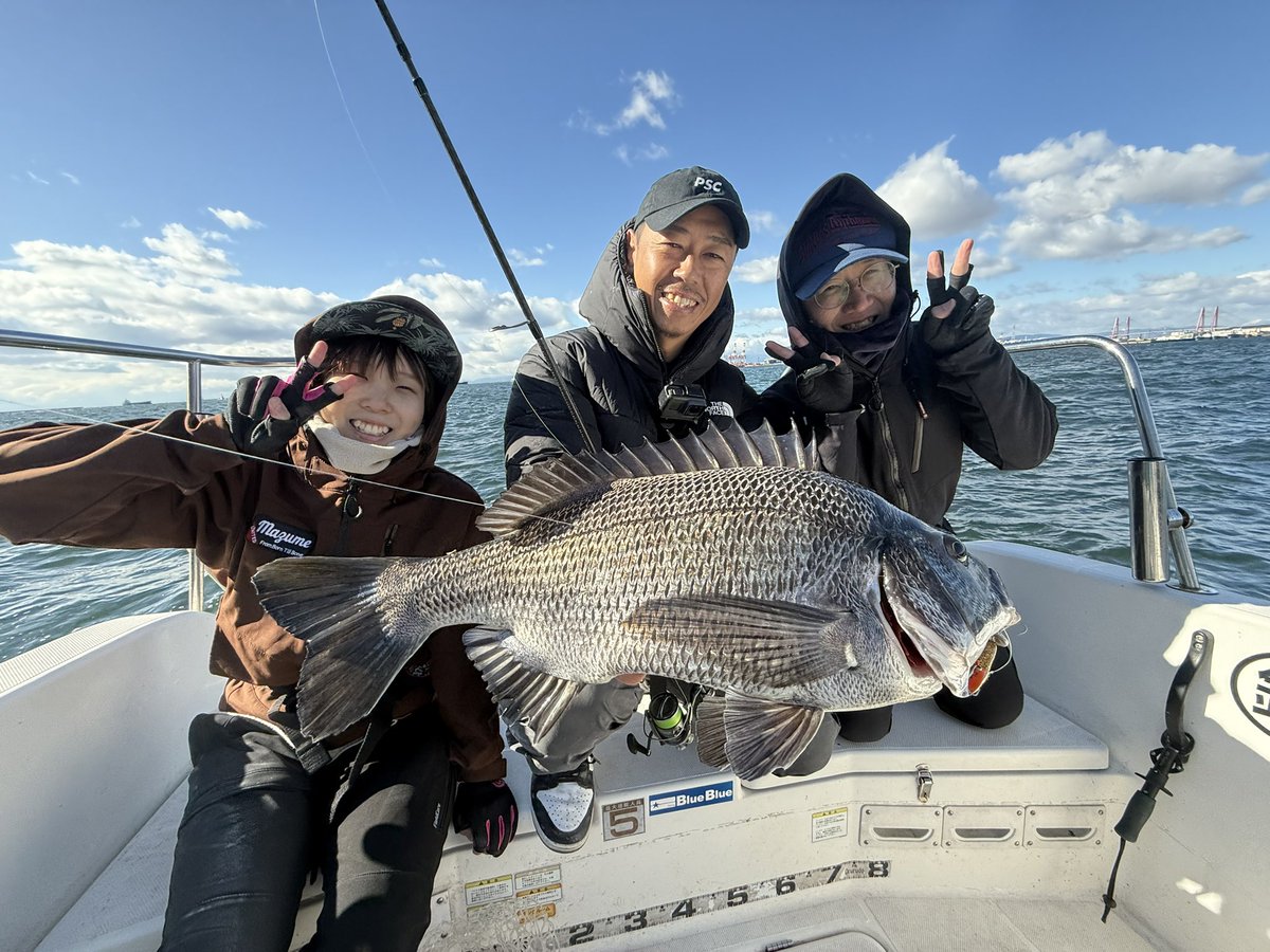 BlueHazefishing's tweet photo. 内田聖さんと一緒にボートフィッシングしようイベント第2弾❗️1組目はもうすぐ結婚されるカップル👩❤️👩強風の中、ウッチーダさんと一緒に釣りできて楽しそうでした♪協賛品のプレゼントも豪華🤩 #apia #blueblue #popseacrew #linesystem #内田聖 #ブルーヘイズ #イベント https://t.co/ekfE4FlkCh