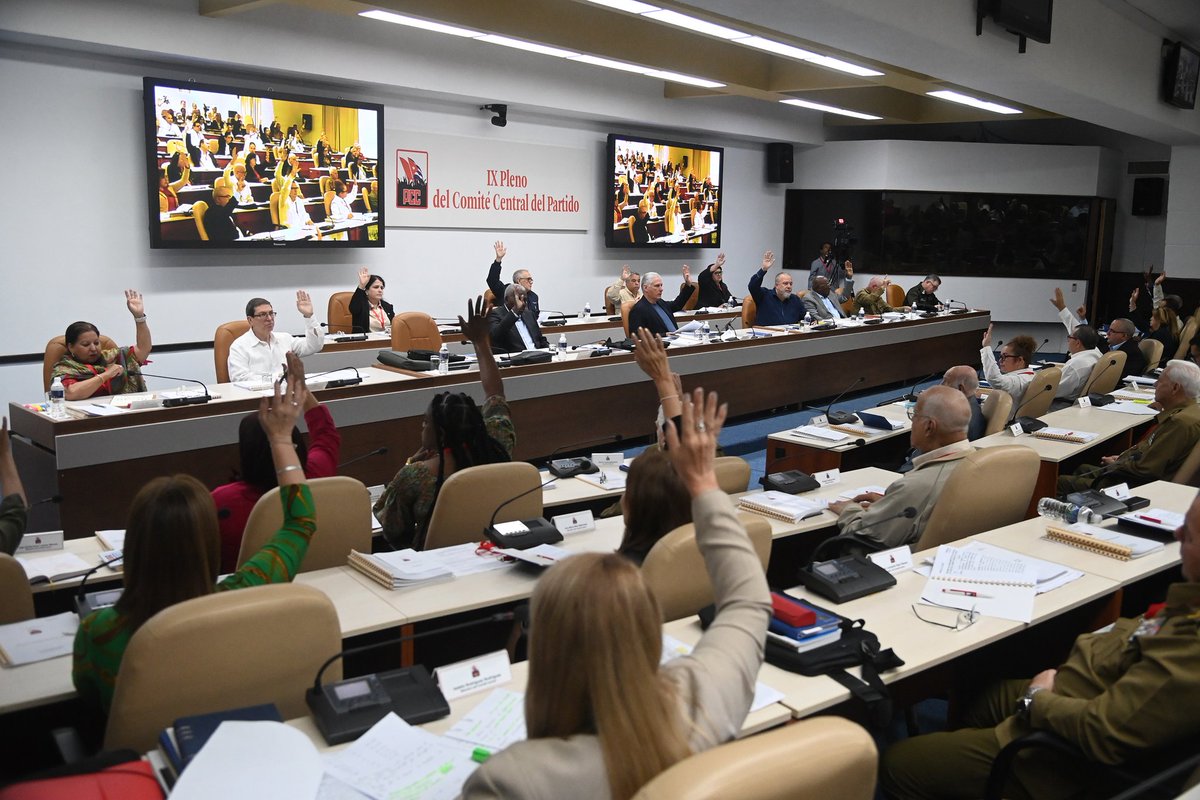 Debatió #IXPlenoCC de <a href="/PartidoPCC/">Partido Comunista de Cuba</a> propuesta del Plan de la Economía y el Presupuesto para el año 2025, con el compromiso de continuar trabajando por el desarrollo de #Cuba🇨🇺 y el bienestar de su pueblo. #ConLaFuerzaDeLaUnidad #PorCubaJuntosCreamos <a href="/DiazCanelB/">Miguel Díaz-Canel Bermúdez</a> <a href="/DrRobertoMOjeda/">Dr. Roberto Morales Ojeda</a>