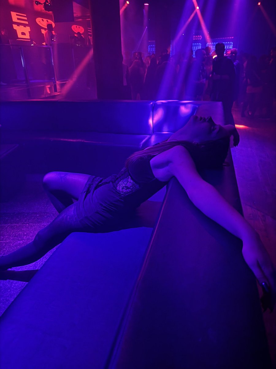 sp1dermouth's tweet photo. my friend got drunk and wanted to nap in the VIP section she kinda ate before getting kicked out https://t.co/mLZDhUnqCs