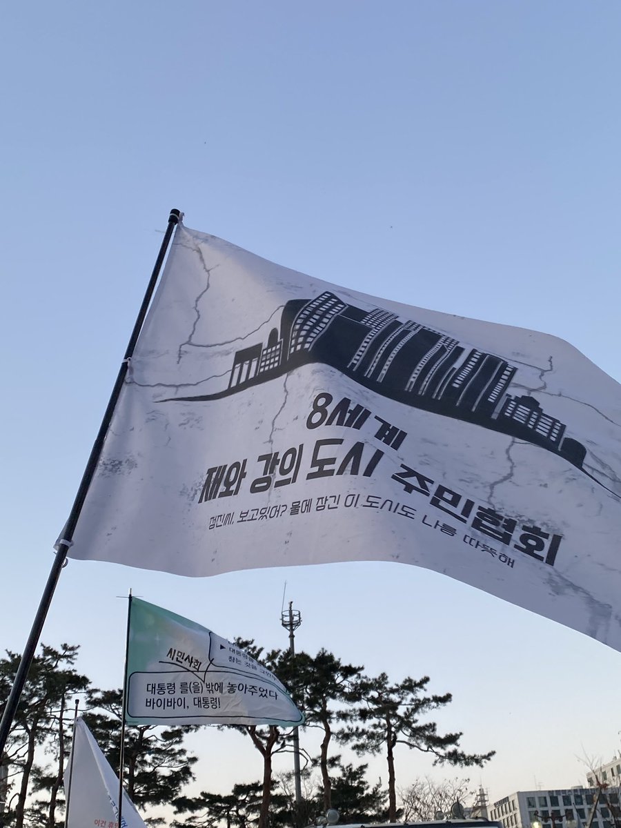 QooKol__'s tweet photo. 오늘 직접 볼수있어서 너무너무 반가웠던...🥹🥹🥹
장르분들 만날줄 알았으면 굿즈같은거라도 챙기는건데~~~ 무력하게 클레이오 만쥬를 들고 내 신분을 밝힘...... https://t.co/XopUzpQCy1