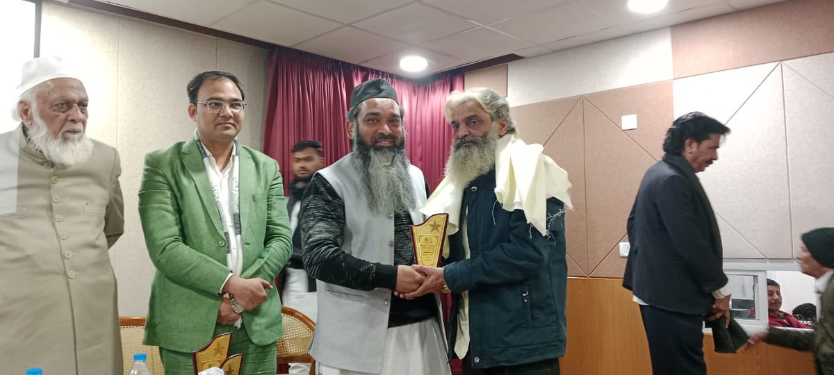 drabdullahrauf's tweet photo. हमारी दर्द से यारी बहुत है! सुकून मिलने में दुश्वारी बहुत है!!
यूँ ही खामोश तुम कब तक रहोगे! उधर दुश्मन की तैयारी बहुत है!!
तुम ऐ अफ़रोज़, दिल काबू में रखना! सुना है वो चमत्कारी बहुत है!!
DrAfroz Talib https://t.co/oEXupLSwMX