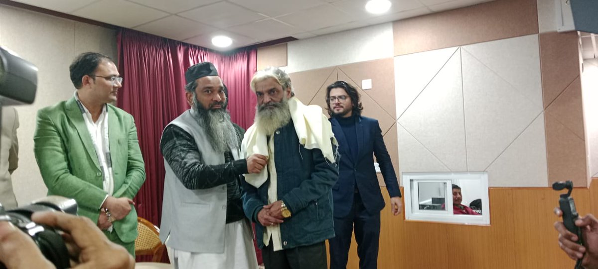 drabdullahrauf's tweet photo. हमारी दर्द से यारी बहुत है! सुकून मिलने में दुश्वारी बहुत है!!
यूँ ही खामोश तुम कब तक रहोगे! उधर दुश्मन की तैयारी बहुत है!!
तुम ऐ अफ़रोज़, दिल काबू में रखना! सुना है वो चमत्कारी बहुत है!!
DrAfroz Talib https://t.co/oEXupLSwMX