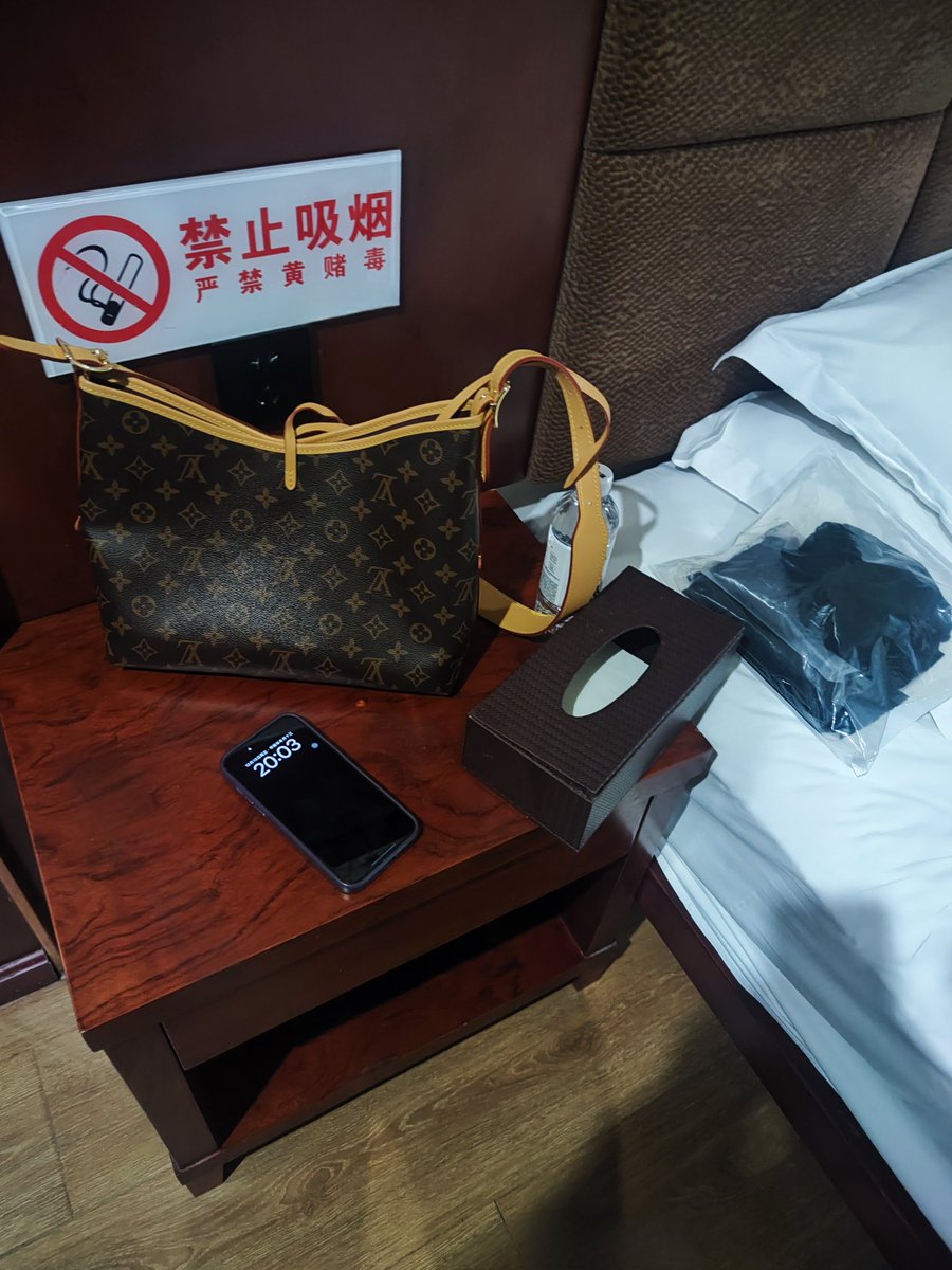 昨晚喊大学老师把包给我送媳妇了，她一脸戏谑的说：“看你本事咯！”
我真谢了，没这本事！