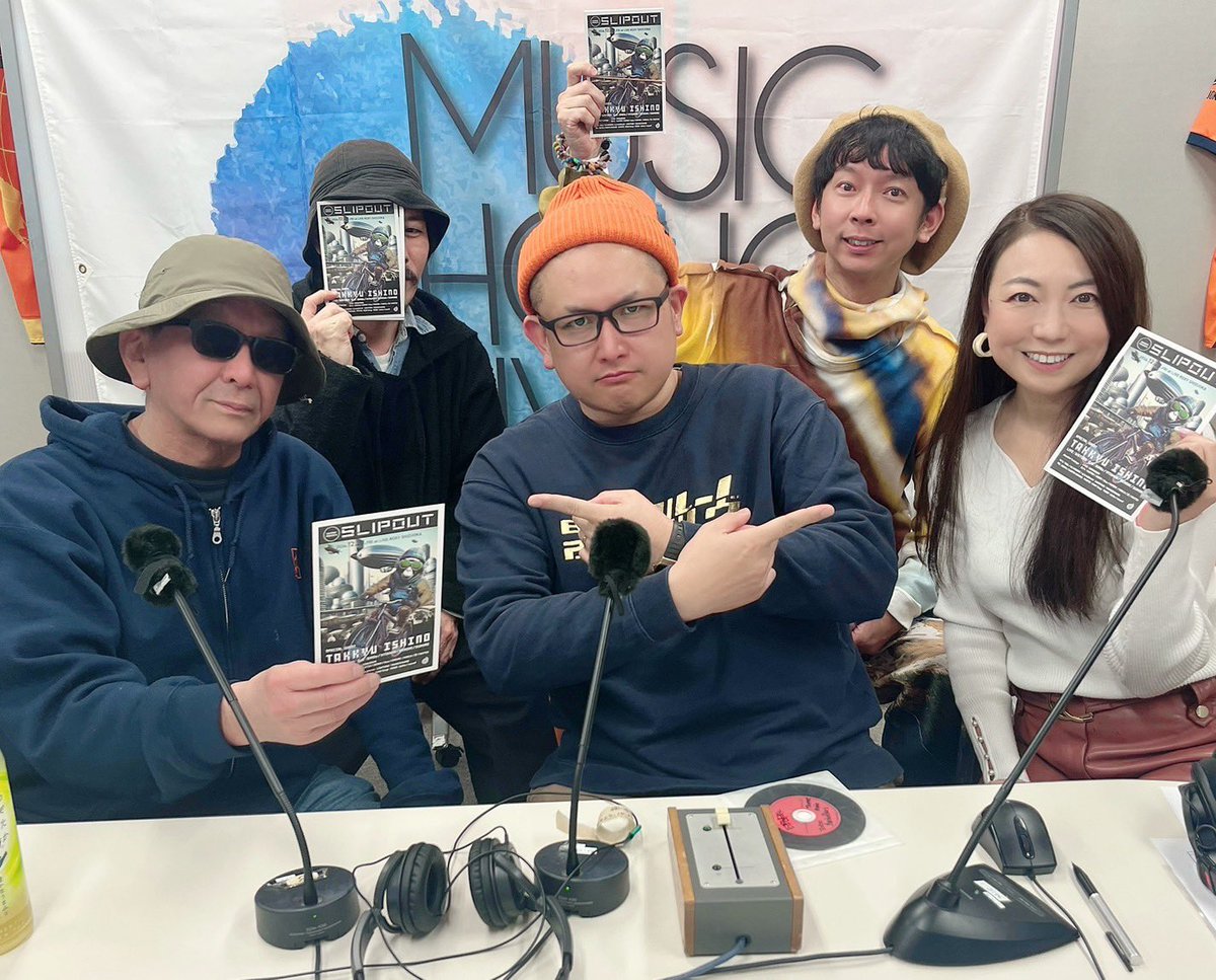 mpal763's tweet photo. 12/14(土)#ミュージックエアライン♪
#伊藤敏子さん担当🎤
#ミュージックホリック のコーナー
今日はラムリンさんがお休みで
スタジオに #dazzber のカツさん他
4名の皆様がお越しくださいました!
12/20(金) LIVE ROXY SHIZUOKAにて開催 #SLIPOUT をご紹介
スペシャルゲストは #石野卓球 さん! https://t.co/CD5W0M66IZ