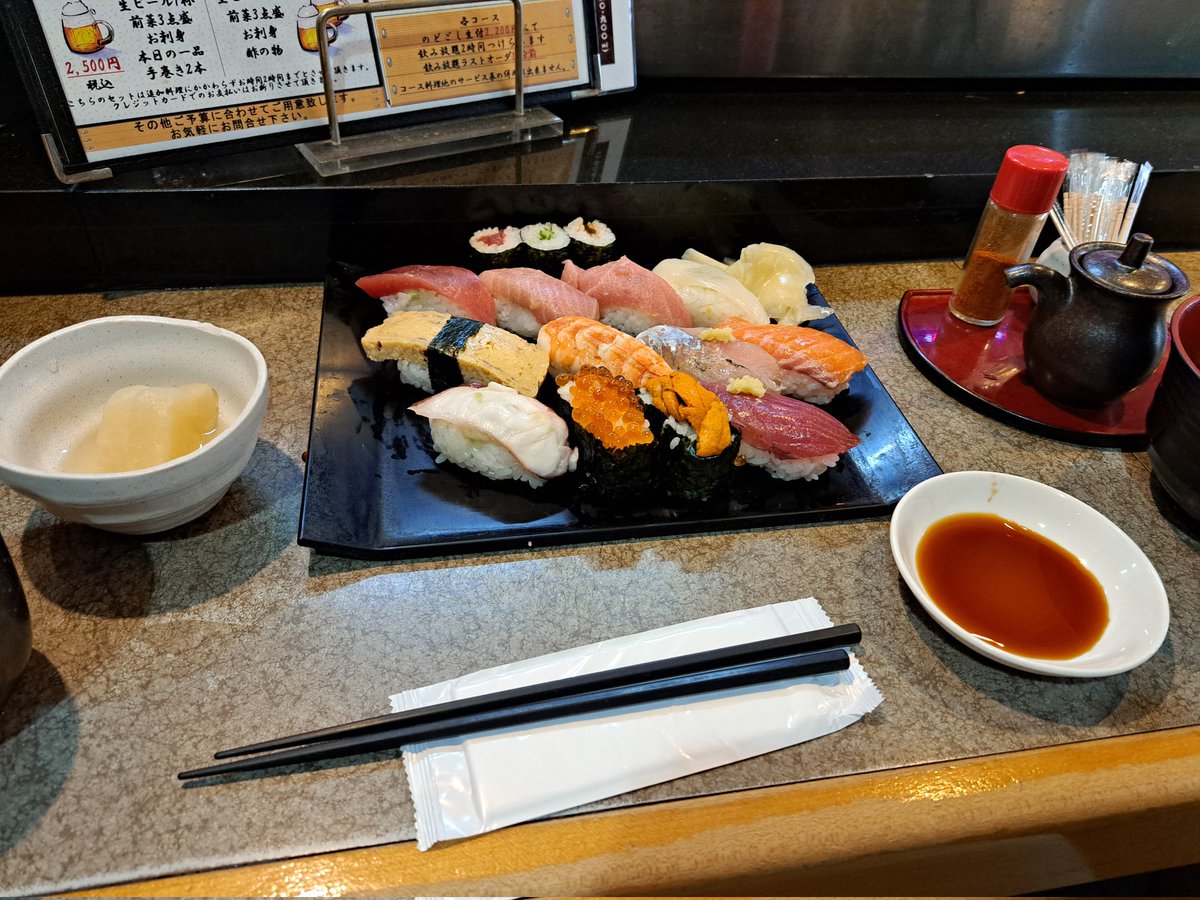 大宮駅東口、北銀座の歩さんにで、お寿司のランチを食べました。
お寿司12カンとお蕎麦で、1300円でした。