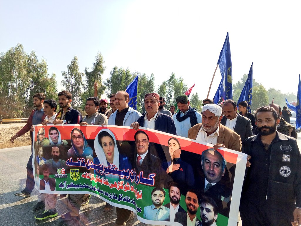 RazaDharijo's tweet photo. Ya Allah, Ya Rasool 
Benazir Beqasoor!

15days walk to reach the Mazar

3rd day of Walking rally, inshallah we will reach GKB, Larkana on 26th Dec to pay red salute to our Great Leader #SMBB 🙋🏻‍♀️

#SalamBenazir https://t.co/vBecpwEcxW
