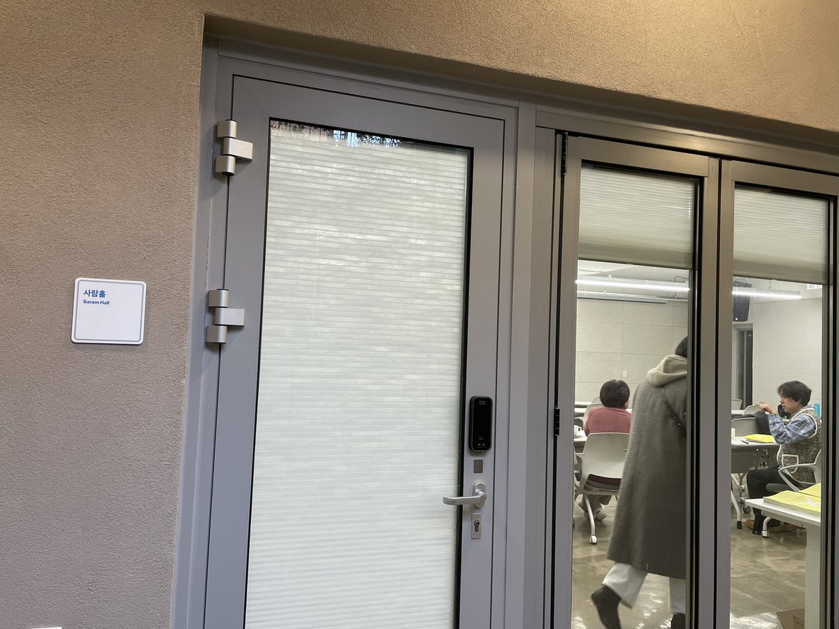 오늘 4시 16분부터 스테이션 사람 지하1층 사람홀에가 백스물두 번째 304낭독회 함께합니다