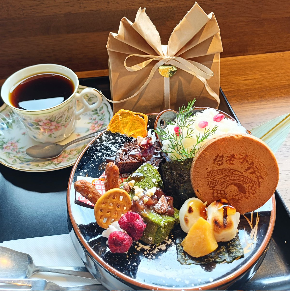 tamukiti___'s tweet photo. 80 ESPRESSO WAKAURABASE,
パスタメニュー
・エビとブロッコリーのトマトクリームソース
Bセット (パスタ大盛)
「土屋商店」のもちっとしたオリジナル熟成生パスタ✨
トマトの酸味が効いた���リーミーなソースにぷりっぷりのエビがたっぷり入ってめちゃ旨😋
食後の甘味盛りのバリエーションもお見事！ https://t.co/JS13paYIOS