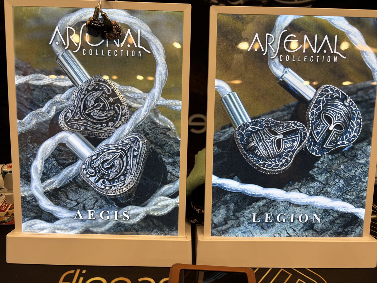 Yu_Haru_21's tweet image. Flipears のAEGISとLEGION聴いてきました。
どちらも骨伝導搭載特有の空間の広さに、締まった低音が売りな感じ。LEGIONの方がよりクリアでSparkleな感じで好み。
お値段はAEGISが500ドルで、LEGIONが800ドル。LEGIONは欲しいやつ、４個目かな。とても良かった。