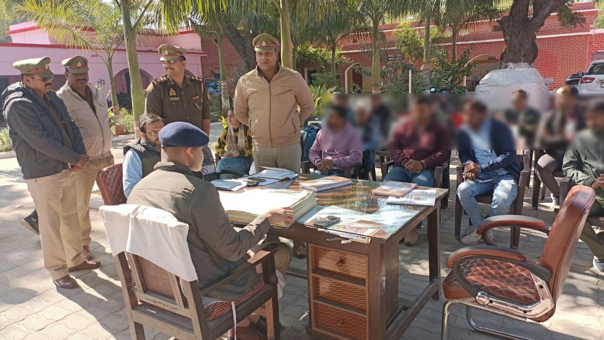 mahobapolice's tweet photo. #SP_MBA श्री पलाश बंसल द्वारा थाना समाधान दिवस के अवसर पर जनपद महोबा के थाना पनवाड़ी में मौजूद रहकर क्षेत्र से सम्बन्धित जनसमस्याओं की सुनवाई की गई।
🔸इस दौरान फरियादियों से संवाद कर उनकी शिकायतों को गम्भीरता पूर्वक सुना गया एवं शिकायत निस्तारण के प्रति उनको आश्वस्त करते हुए प्राप्त हुई जन शिकायतों का निस्तारण सुनिश्चित किए/कराए जाने के सम्बन्ध में सम्बन्धित पुलिस एवं राजस्व विभाग के अधि./कर्म. को मौके पर आवश्यक दिशा-निर्देश दिए गए हैं।
#UPCM #UPPolice