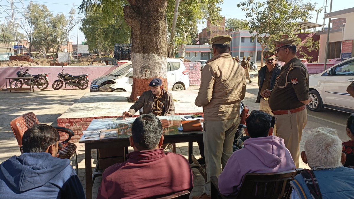 mahobapolice's tweet photo. #SP_MBA श्री पलाश बंसल द्वारा थाना समाधान दिवस के अवसर पर जनपद महोबा के थाना पनवाड़ी में मौजूद रहकर क्षेत्र से सम्बन्धित जनसमस्याओं की सुनवाई की गई।
🔸इस दौरान फरियादियों से संवाद कर उनकी शिकायतों को गम्भीरता पूर्वक सुना गया एवं शिकायत निस्तारण के प्रति उनको आश्वस्त करते हुए प्राप्त हुई जन शिकायतों का निस्तारण सुनिश्चित किए/कराए जाने के सम्बन्ध में सम्बन्धित पुलिस एवं राजस्व विभाग के अधि./कर्म. को मौके पर आवश्यक दिशा-निर्देश दिए गए हैं।
#UPCM #UPPolice