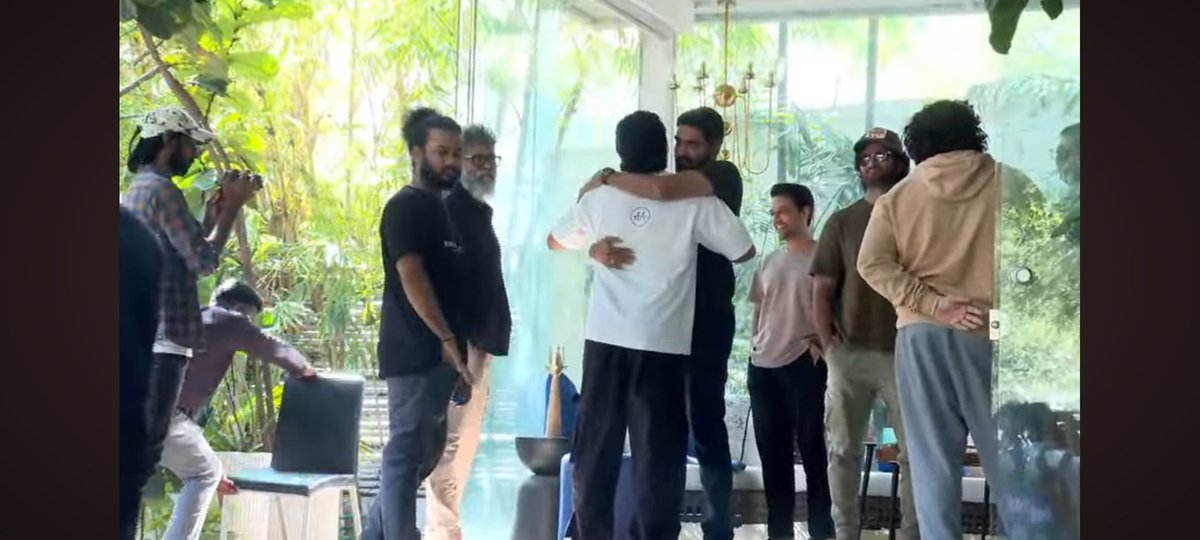 TrendsAlluArjun's tweet image. #NationWithAlluArjun 

Director #Krish garu , @actorbrahmaji garu &amp;amp; @RollRida  at @alluarjun's residence ♥️♥️♥️

#AlluArjun
