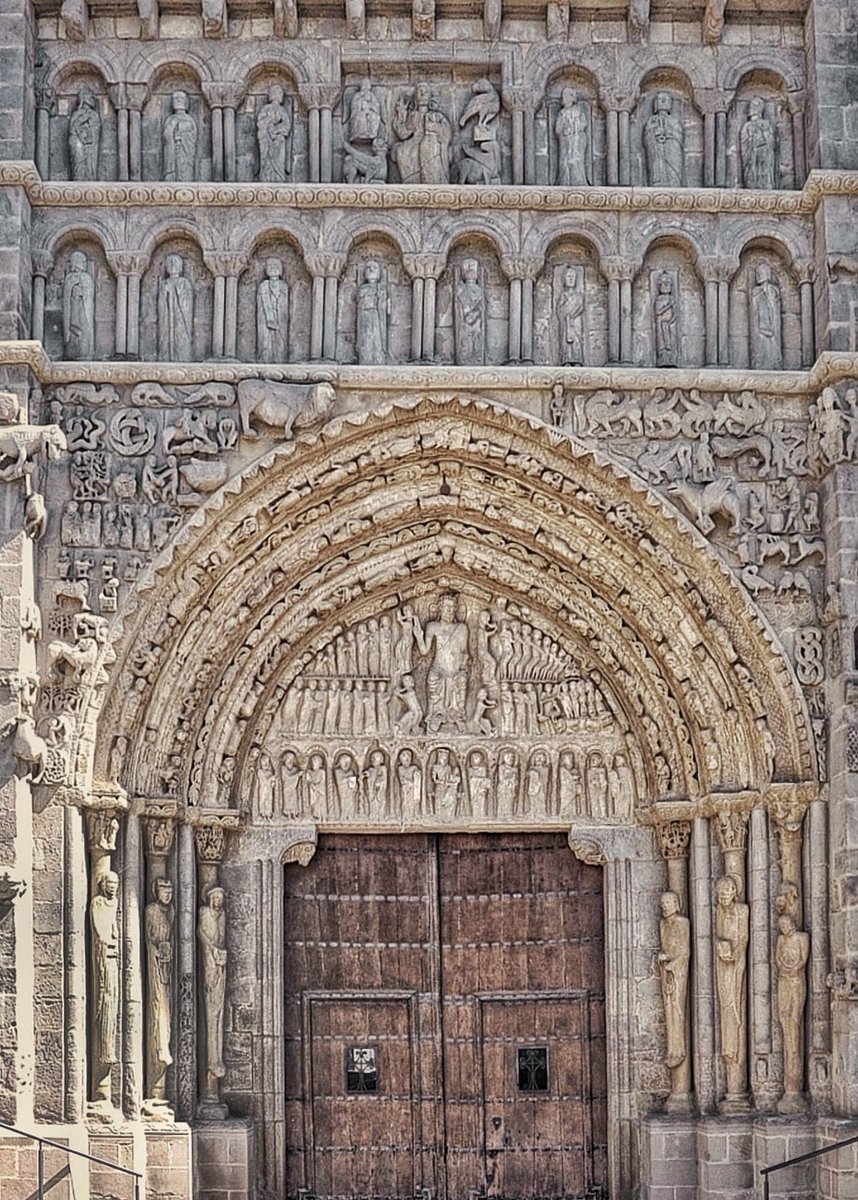 No sé si vais a estar de acuerdo, pero siempre he pensado que la de Santa María la Real de Sangüesa (Navarra) es una de nuestras puertas que pueden mirarle de tú a tú a las grandes portadas del románico europeo que a todos nos vienen a la mente
#BuenosDias #FelizSabado